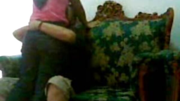 في سن المراهقة ذات العيون الخضراء يعطي عشيقها قرنية سكس اجنبى اخوات اللسان المذهل