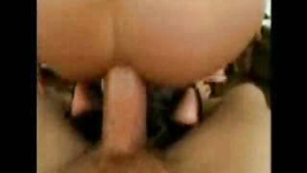 رجل شديد الحرارة يثقب صديقته في غرفة سكي محارم مترجم الحمام