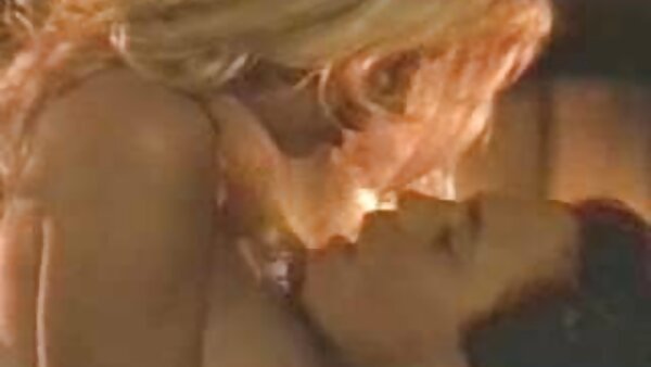 بلوندي قصير الشعر يرتدي قفازات وردية يوفر المتأنق قصص سكس محارم مترجم مع HANDJOB واللسان
