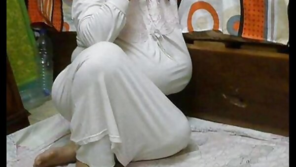 شقراء لعوب يرضي الديك من صديقها يقف على ركبتيها سكس محارم مدبلج