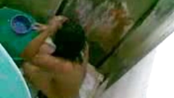 فاتنة سمراء الشعر الطويل رائع يطرح في ملابسها الداخلية وضربات موقع سكس محارم مترجم ديك