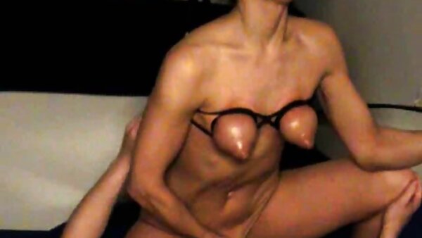 رجل سكس محارم اجنبي مجاني أصلع عجوز يحاول إرضاء شقراء جميلة